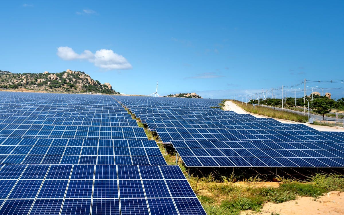 Freiflächen-Solarpark mit Speicher
