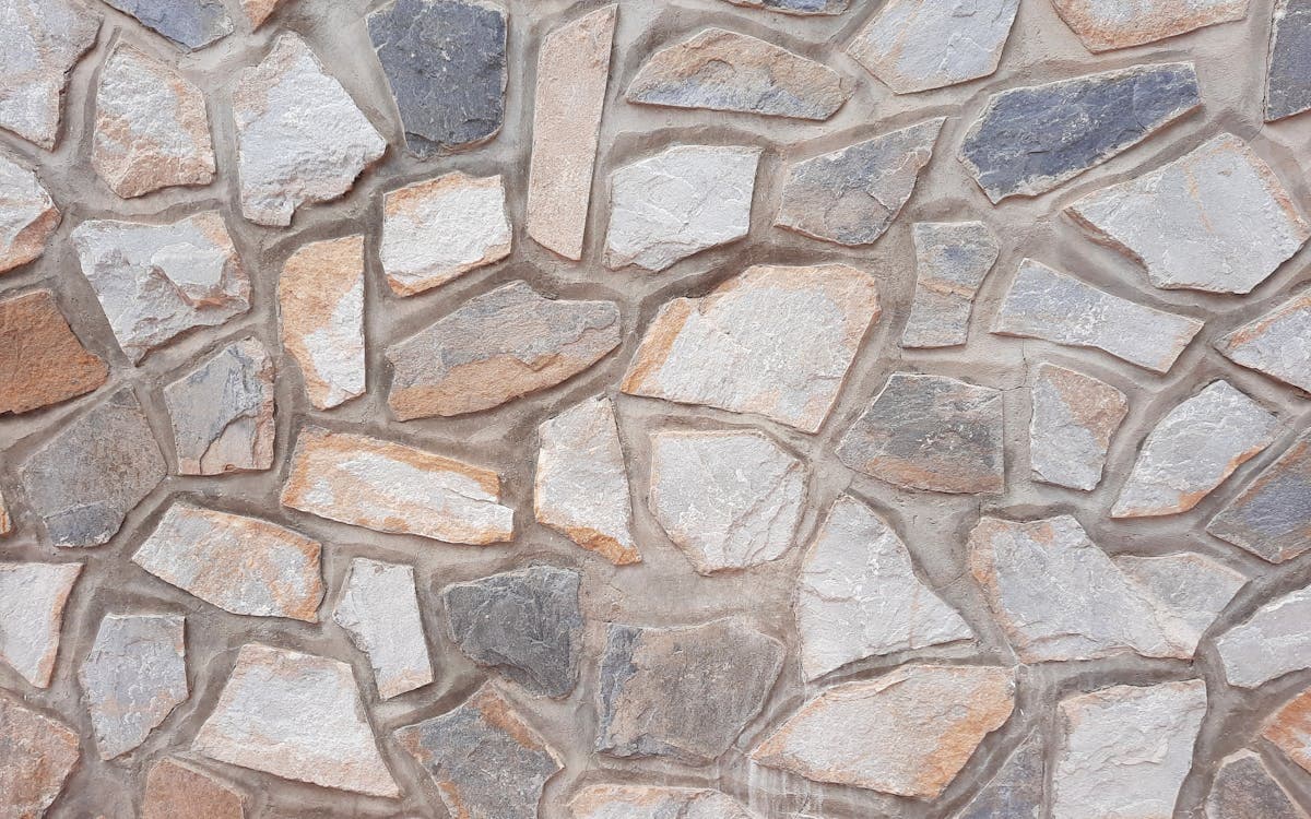 Stahlbeton-Stützmauer und Außenmauerwerk
