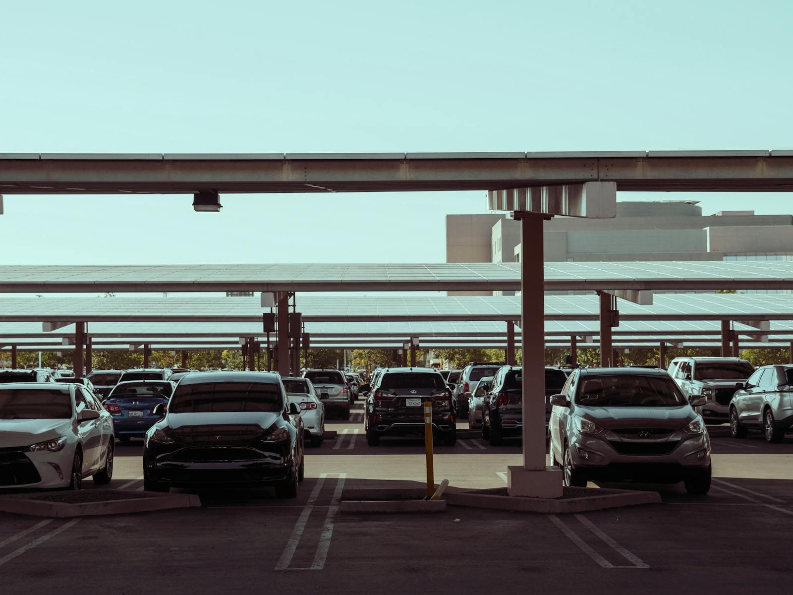 Solar-Carport mit Ladestation